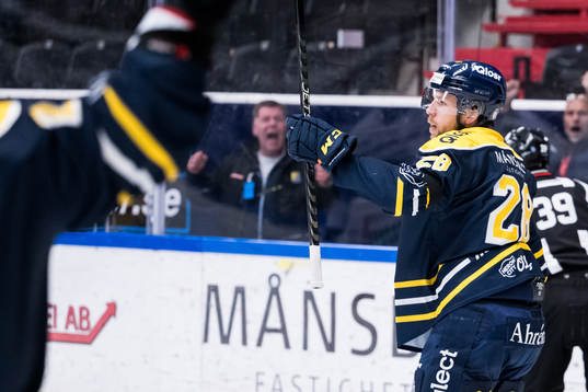Södertäljes Emil Alba jublar