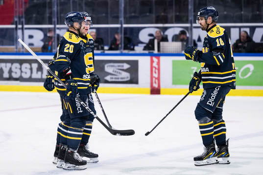 Södertäljes Marcus Eriksson jublar med lagkamrater