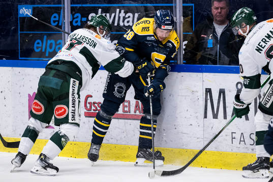 Tingsryds Kevin Ekman Larsson och Södertäljes Emil Alba