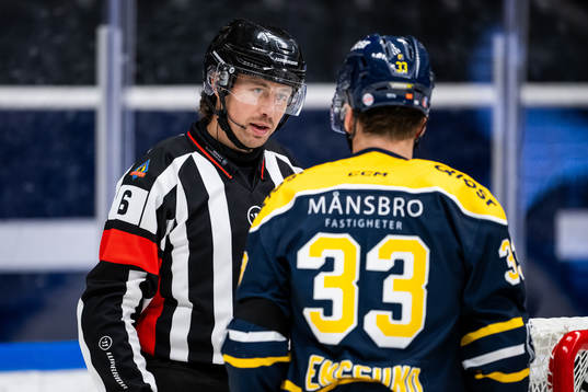 Domare Robin Jacobsson och Södertäljes Filiph Engsund