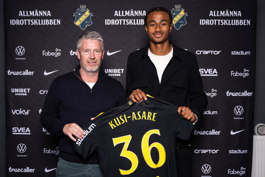 AIKs sportchef Thomas Berntsen och Jonah Kusi-Asare