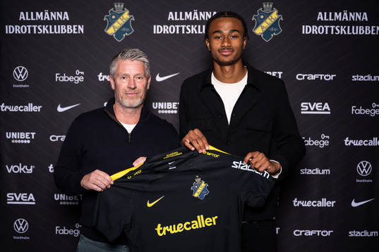 AIKs sportchef Thomas Berntsen och Jonah Kusi-Asare