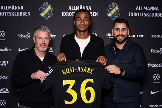 AIKs sportchef Thomas Berntsen och Jonah Kusi-Asare