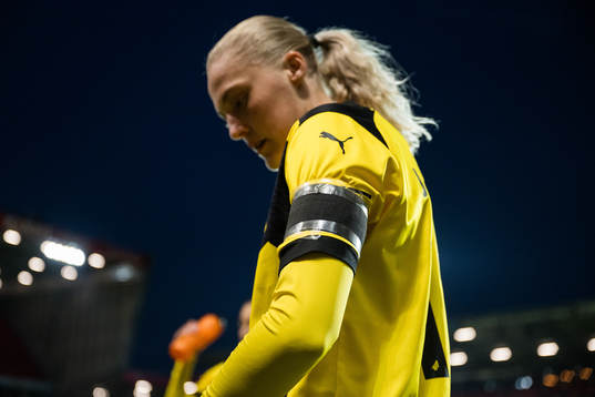 Elma Junttila Nelhage of Häcken with a black armband