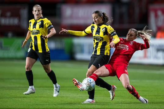 Rusul Rosa Kafaji of Häcken and Kim Everaerts of Twente