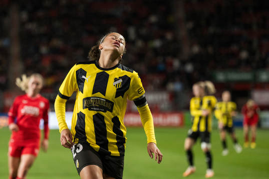 Felicia Schröder of Häcken looks dejected