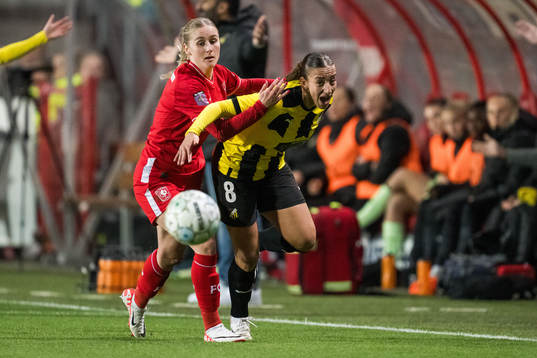 Kim Everaerts of Twente and Rusul Rosa Kafaji of Häcken