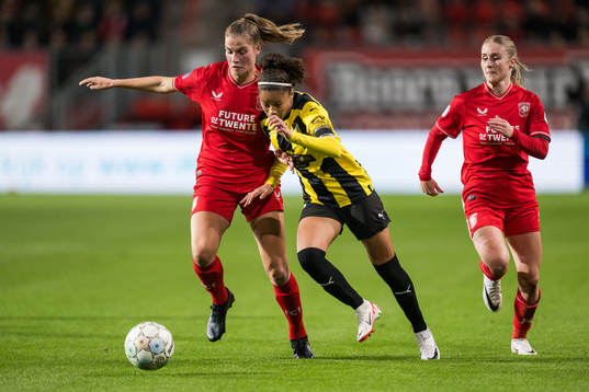 Marit Auée of Twente and Felicia Schröder of Häcken