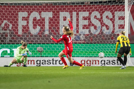 Leonie Vliek of Twente celebrates