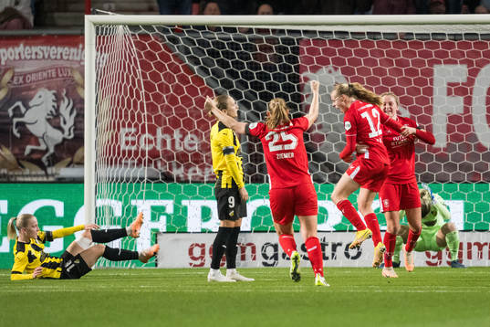 Leonie Vliek of Twente celebrates