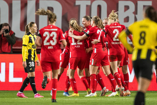 Katariina Kosola of Häcken looks dejected as Leonie Vliek