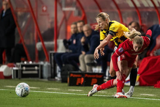 Anna Anvegård of Häcken and Kim Everaerts of Twente