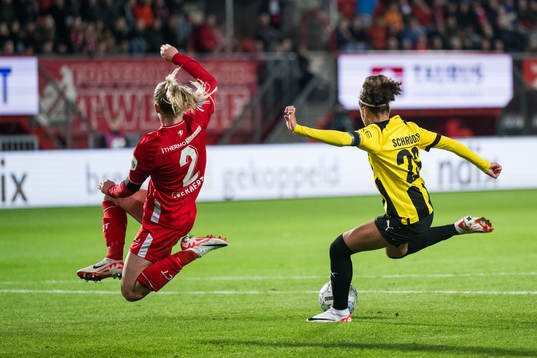 Kim Everaerts of Twente and Felicia Schröder of Häcken