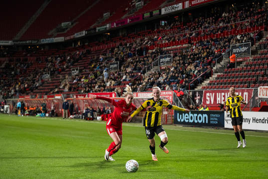 Kim Everaerts of Twente and Anna Sandberg of Häcken