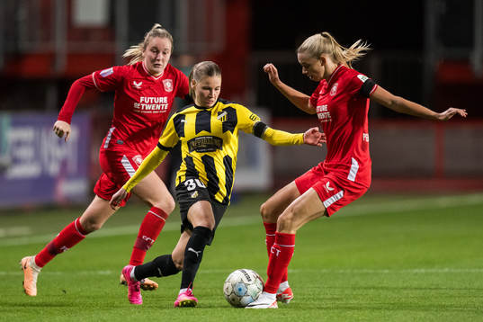Katariina Kosola of Häcken and Ella Peddemors of Twente