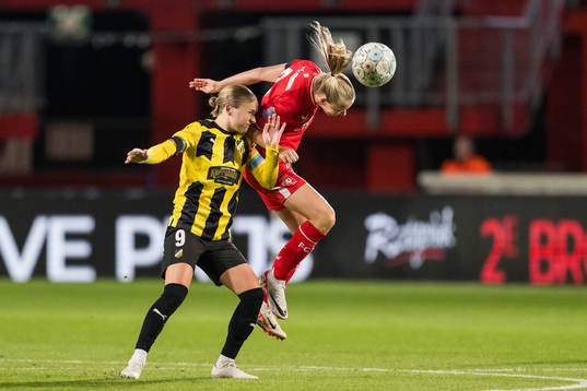 Filippa Curmark of Häcken and Ella Peddemors of Twente