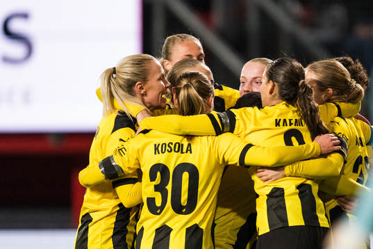 Felicia Schröder of Häcken celebrate with team mates