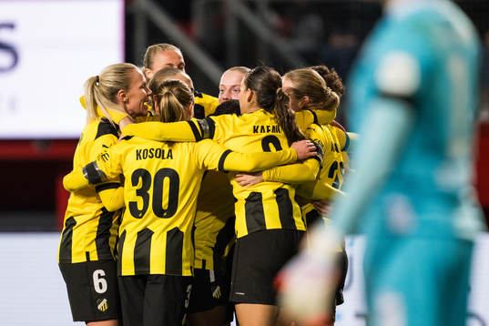 Felicia Schröder of Häcken celebrate with team mates