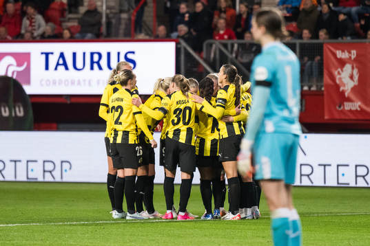 Felicia Schröder of Häcken celebrate with team mates