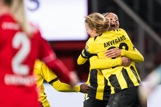 Felicia Schröder of Häcken celebrate with team mates