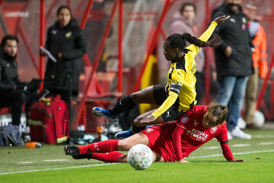 Monica Jusu Bah of Häcken and Wieke Kaptein of Twente