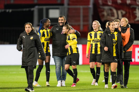 Aisha Masaka, Head coach Mak Lind and Katariina Kosola