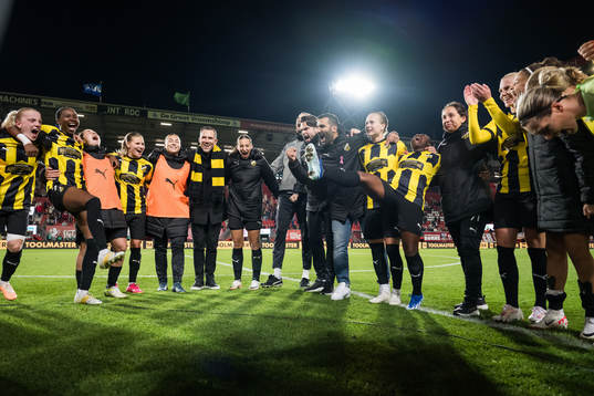 Head coach Mak Lind and Players of Häcken celebrate