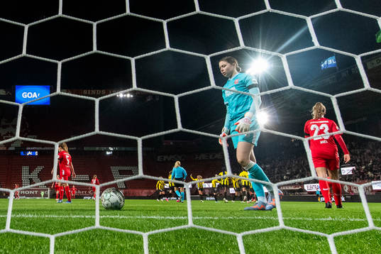 goalkeeper Danielle de Jong of Twente looks dejected
