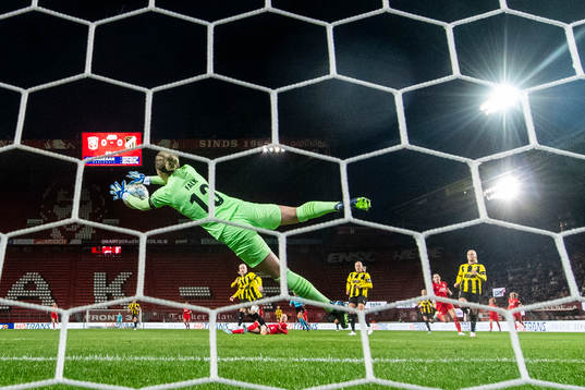 goalkeeper Jennifer Falk of Häcken with a save