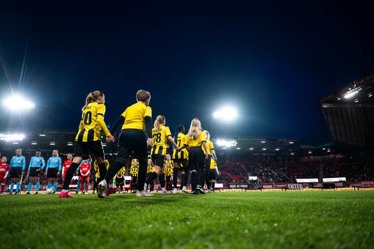 Hanna Wijk and Anna Anvegård of Häcken enter the pitch