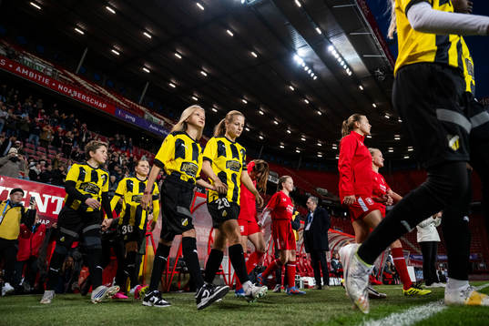 Hanna Wijk and Anna Anvegård of Häcken enter the pitch
