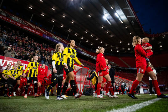 Anna Sandberg and Rusul Rosa Kafaji of Häcken enter the