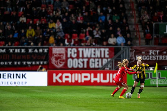 Leonie Vliek of Twente and Anna Sandberg of Häcken