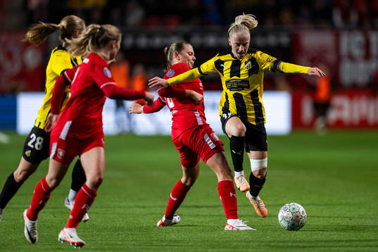 Sophie Te Brake of Twente and Anna Sandberg of Häcken