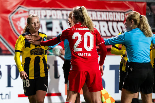 Anna Anvegård of Häcken and Wieke Kaptein of Twente