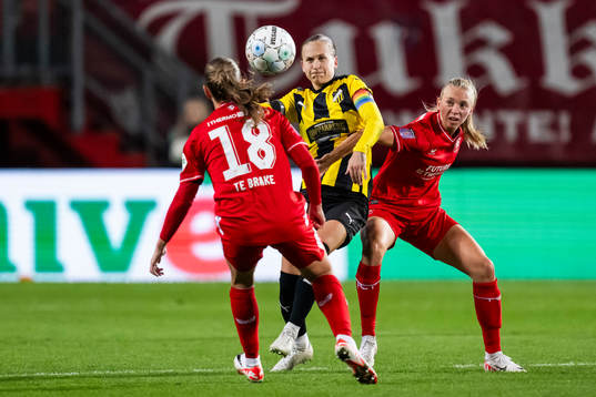 Filippa Curmark of Häcken and Ella Peddemors of Twente