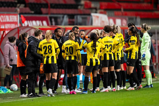 Head coach Mak Lind of Häcken gathers with players