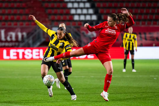 Rusul Rosa Kafaji of Häcken and Sophie Te Brake of Twente
