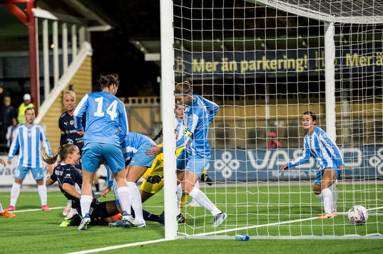 Gudrun Arnardottir of Rosengård scores 5-0