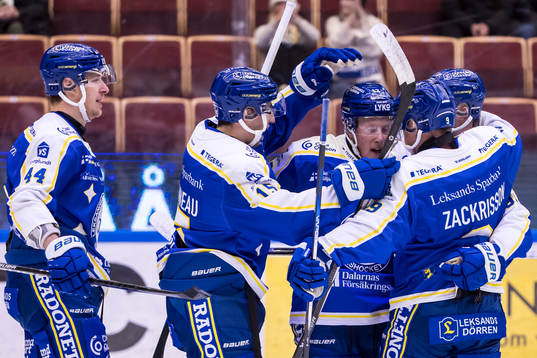 Leksands Kalle Östman jublar med lagkamrater