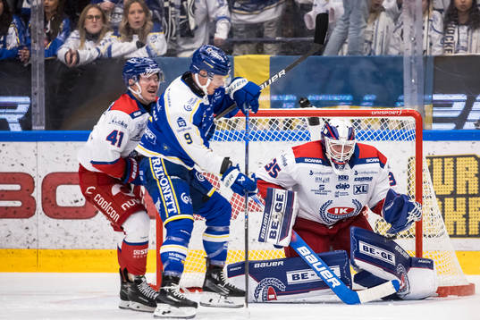 Oskarshamns Johan Johnsson och målvakt Emil Kruse