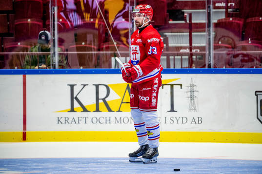 Timrås Albin Lundin värmer upp innan ishockeymatchen i