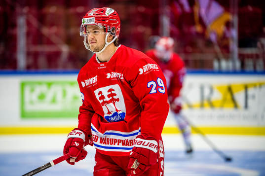 Timrås Filip Hållander värmer upp innan ishockeymatchen