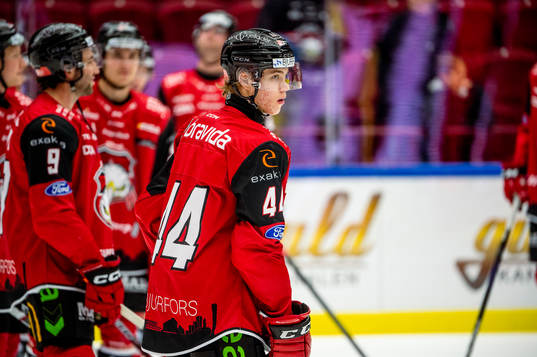 Malmö Redhawks Filip Sitar värmer upp innan