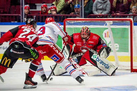 Timrås Albin Lundin mot Malmö Redhawks målvakt Daniel