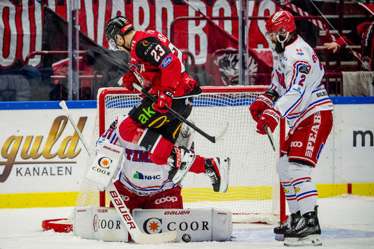 Malmö Redhawks Christoffer Forsberg mot Timrås målvakt