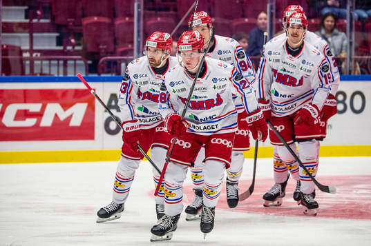 Timrås Simon Forsmark jublar med lagkamraterna