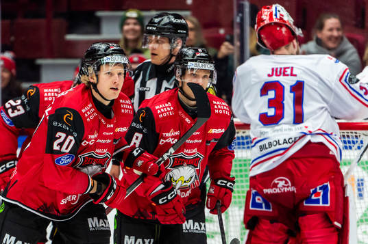 Malmö Redhawks Thomas Berg Paulsen jublar med lagkamrater