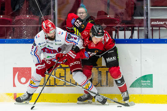 Timrås Per Svensson och Malmö Redhawks Thomas Berg Paulsen