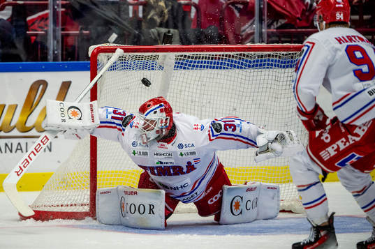 Timrås målvakt Tim Juel släpper in Malmö Redhawks Carl
